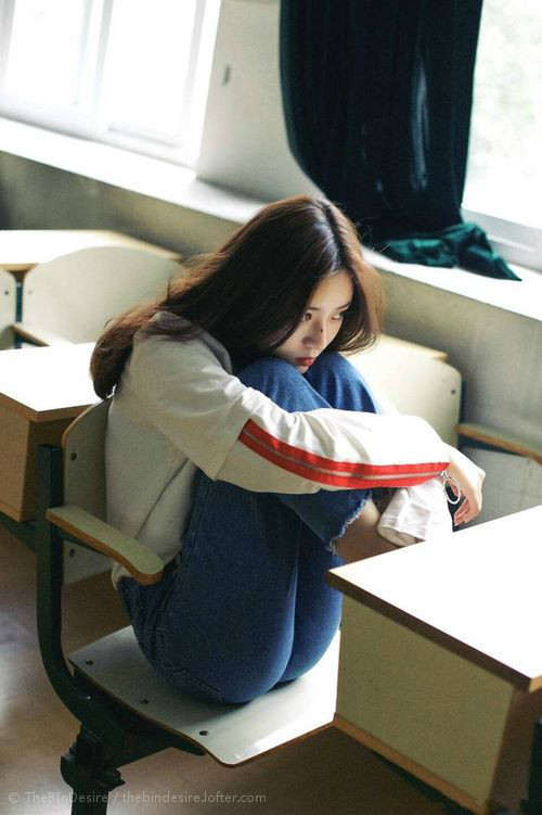 kaiyun登录入口-夜间自由潜水表演，光影交错尽显海底魅力，夜间潜水训练事件